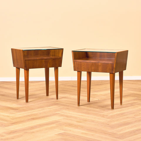 Svenska sängbord i mahogny och glas