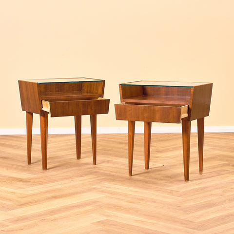 Svenska sängbord i mahogny och glas