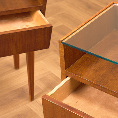 Svenska sängbord i mahogny och glas