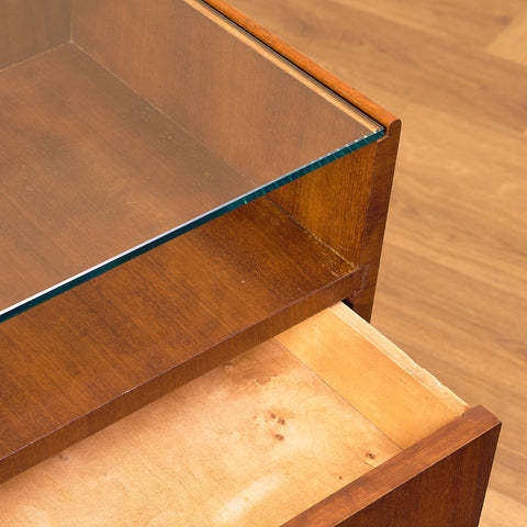 Svenska sängbord i mahogny och glas