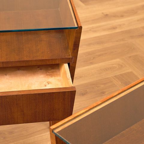 Svenska sängbord i mahogny och glas