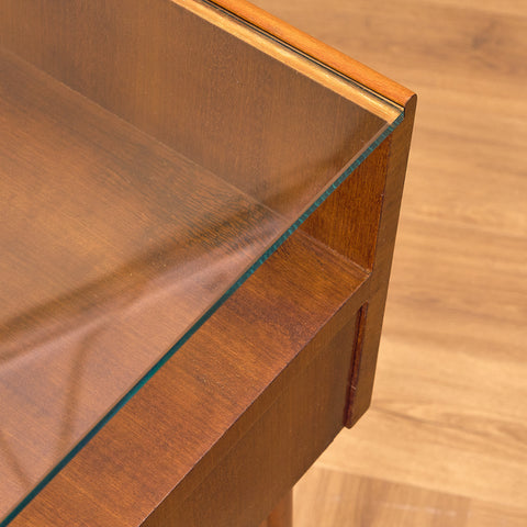 Svenska sängbord i mahogny och glas