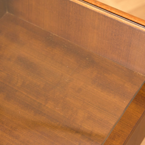 Svenska sängbord i mahogny och glas