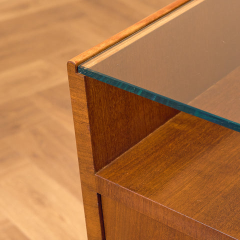 Svenska sängbord i mahogny och glas