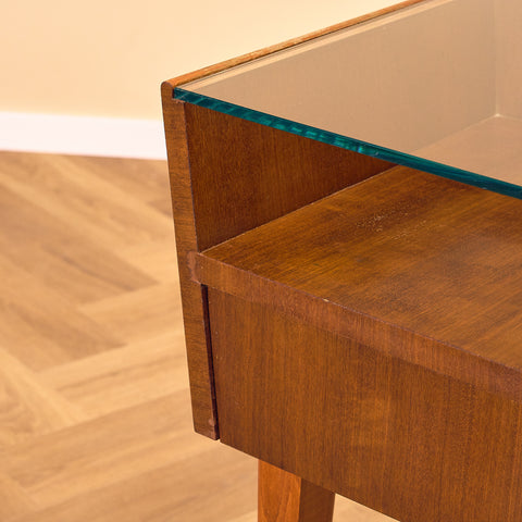 Svenska sängbord i mahogny och glas