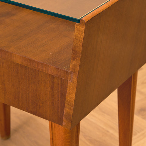 Svenska sängbord i mahogny och glas