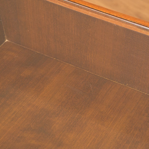 Svenska sängbord i mahogny och glas