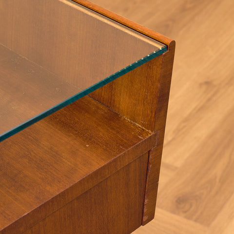 Svenska sängbord i mahogny och glas