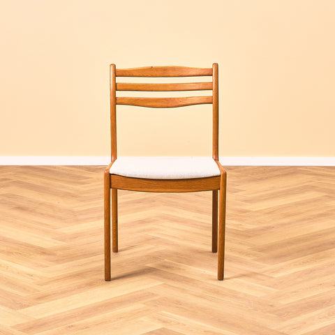 Svenska matstolar i massiv ek