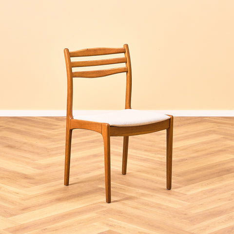 Svenska matstolar i massiv ek