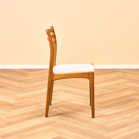 Svenska matstolar i massiv ek