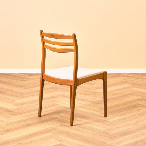 Svenska matstolar i massiv ek