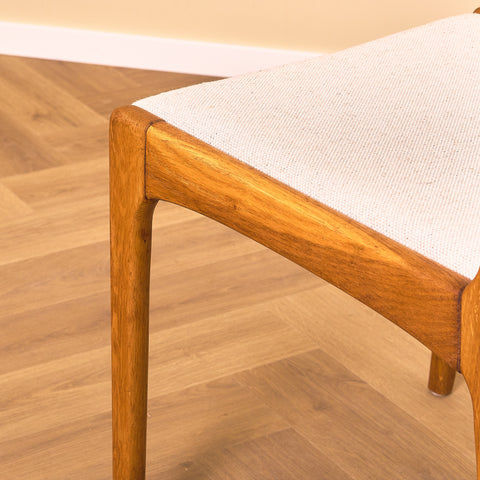 Svenska matstolar i massiv ek