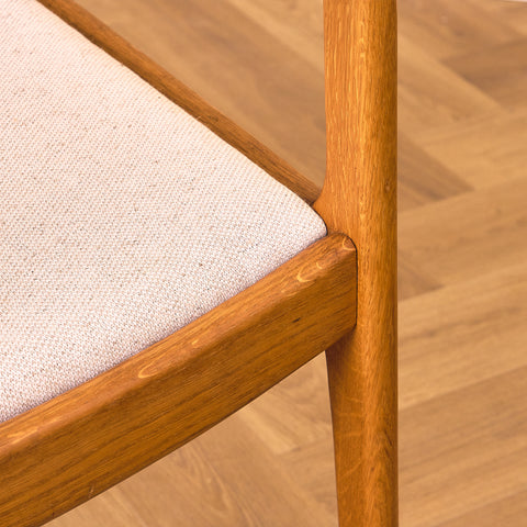 Svenska matstolar i massiv ek