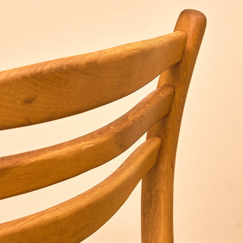 Svenska matstolar i massiv ek