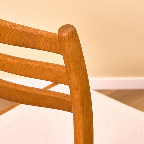 Svenska matstolar i massiv ek