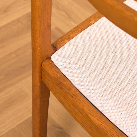 Svenska matstolar i massiv ek