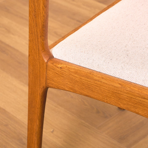 Svenska matstolar i massiv ek