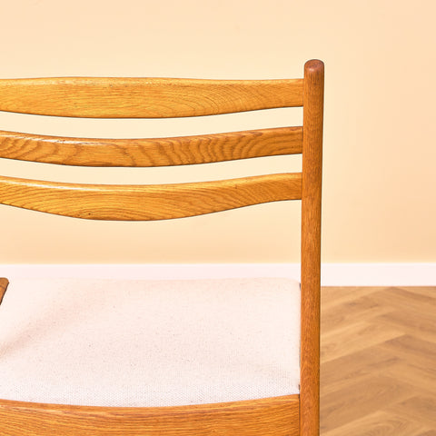 Svenska matstolar i massiv ek