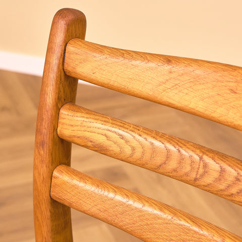 Svenska matstolar i massiv ek