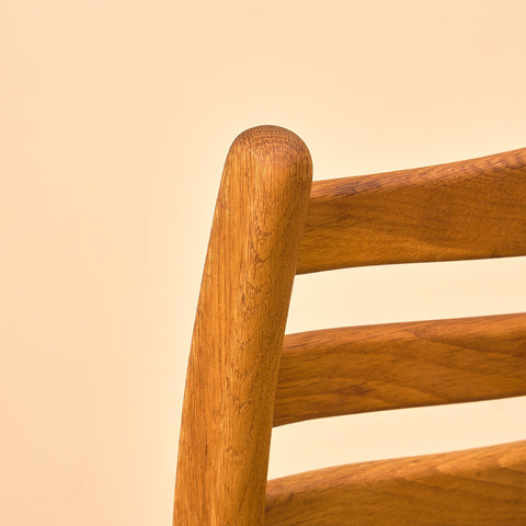 Svenska matstolar i massiv ek