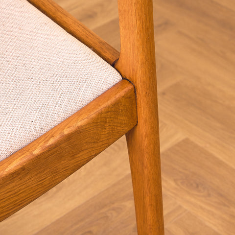 Svenska matstolar i massiv ek