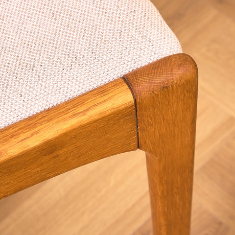 Svenska matstolar i massiv ek