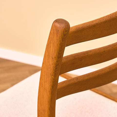 Svenska matstolar i massiv ek