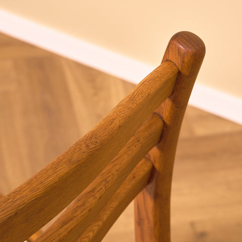 Svenska matstolar i massiv ek