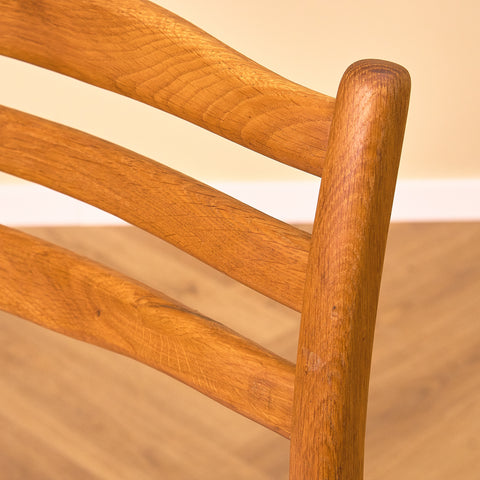 Svenska matstolar i massiv ek