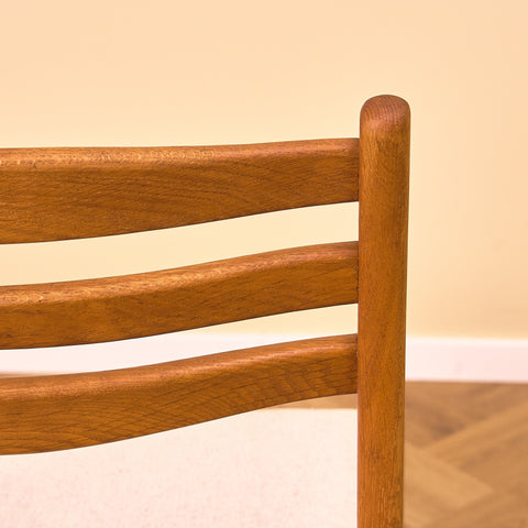 Svenska matstolar i massiv ek