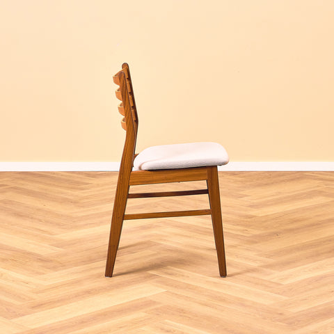 Danska matstolar i valnöt och teak av SAX