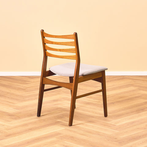 Danska matstolar i valnöt och teak av SAX