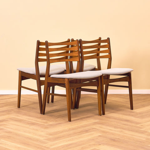 Danska matstolar i valnöt och teak av SAX