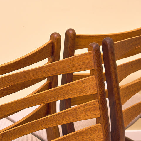 Danska matstolar i valnöt och teak av SAX