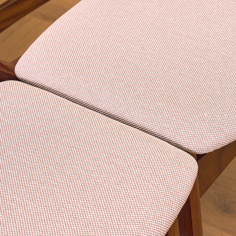 Danska matstolar i valnöt och teak av SAX