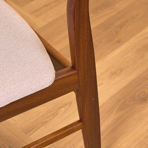 Danska matstolar i valnöt och teak av SAX