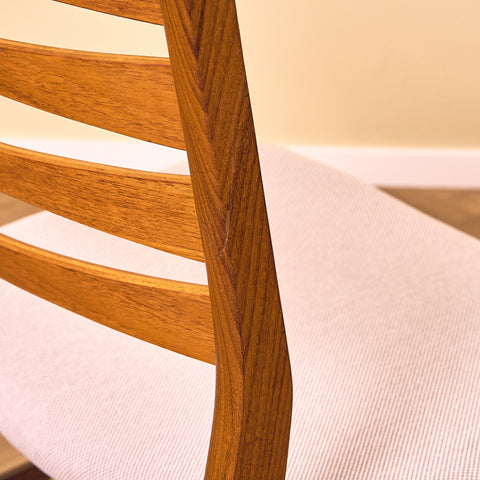 Danska matstolar i valnöt och teak av SAX