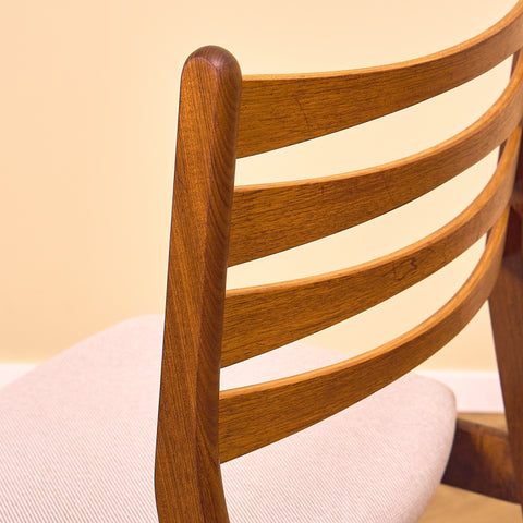 Danska matstolar i valnöt och teak av SAX