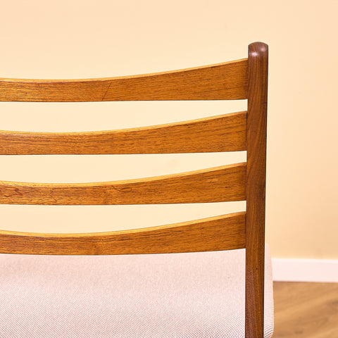 Danska matstolar i valnöt och teak av SAX