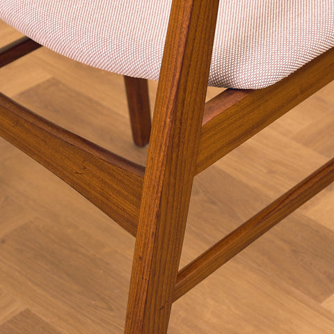 Danska matstolar i valnöt och teak av SAX