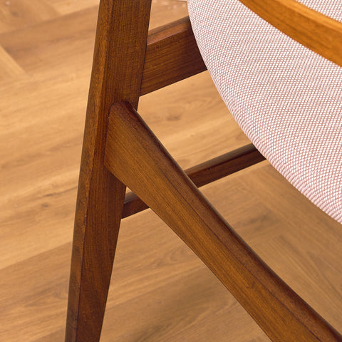 Danska matstolar i valnöt och teak av SAX