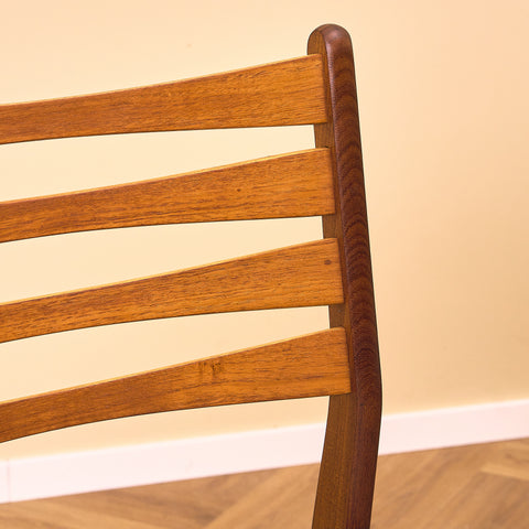 Danska matstolar i valnöt och teak av SAX