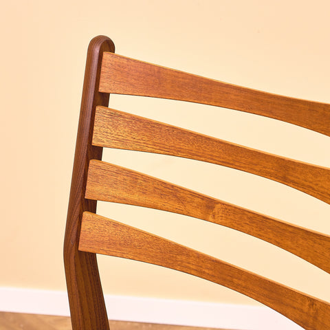 Danska matstolar i valnöt och teak av SAX