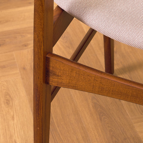 Danska matstolar i valnöt och teak av SAX