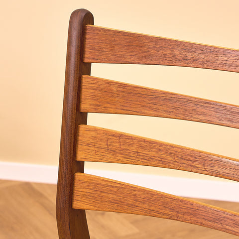 Danska matstolar i valnöt och teak av SAX