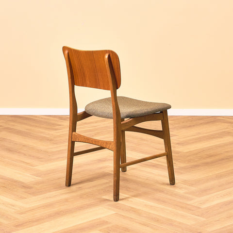 Dansk matstol i teak och ek av Ib Kofod-Larsen