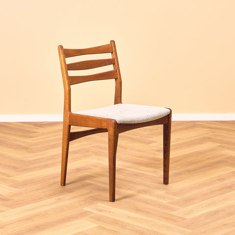 Danskt set med 6 matstolar i teak och massivt ek från Slagelse Møbelværk