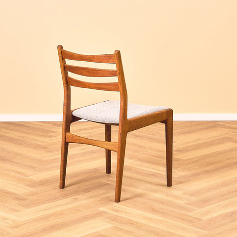 Danskt set med 6 matstolar i teak och massivt ek från Slagelse Møbelværk