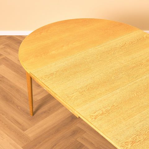 Runt svenskt matbord i ek av Svante Skogh, modell "Vindö"